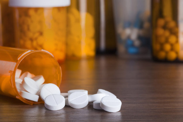 pills spilling out of prescription bottle making you wonder how does methadone work