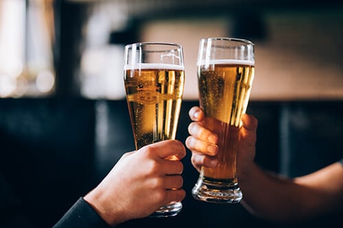 Clinking beer glasses can lead to addiction and signs of alcohol withdrawal.