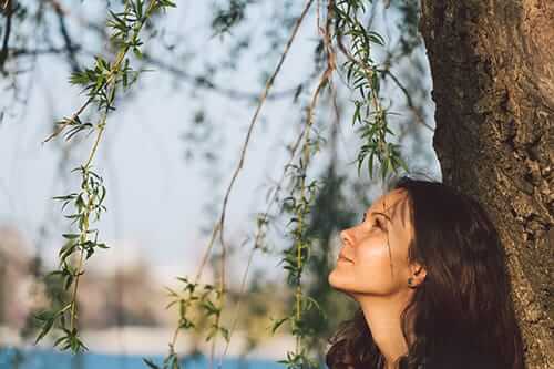 Woman looking to the sky at salvia addiction rehab program in FL