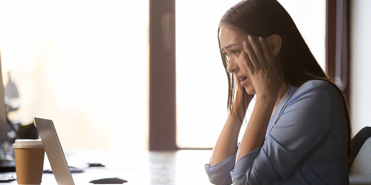 woman wondering the difference between a panic attack vs anxiety attack