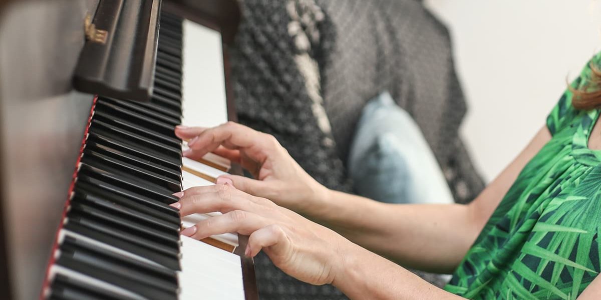women playing the piano benefits of music therapy