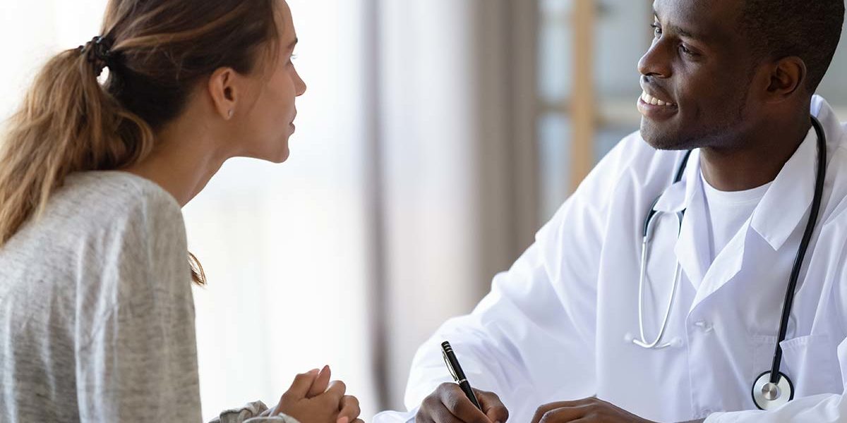 doctor discussing the benefits of inpatient drug detox with woman