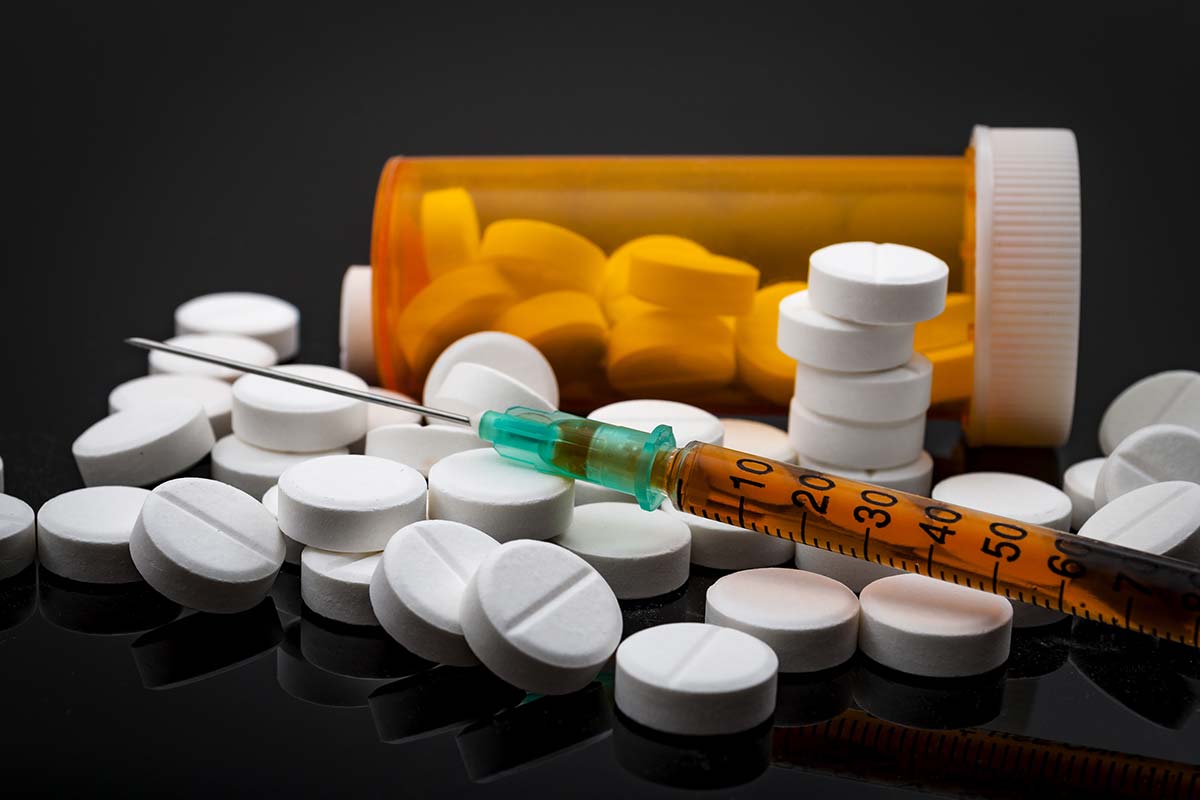 opiate pills and syringe displaying a need for opiate addiction rehab treatment centers in florida