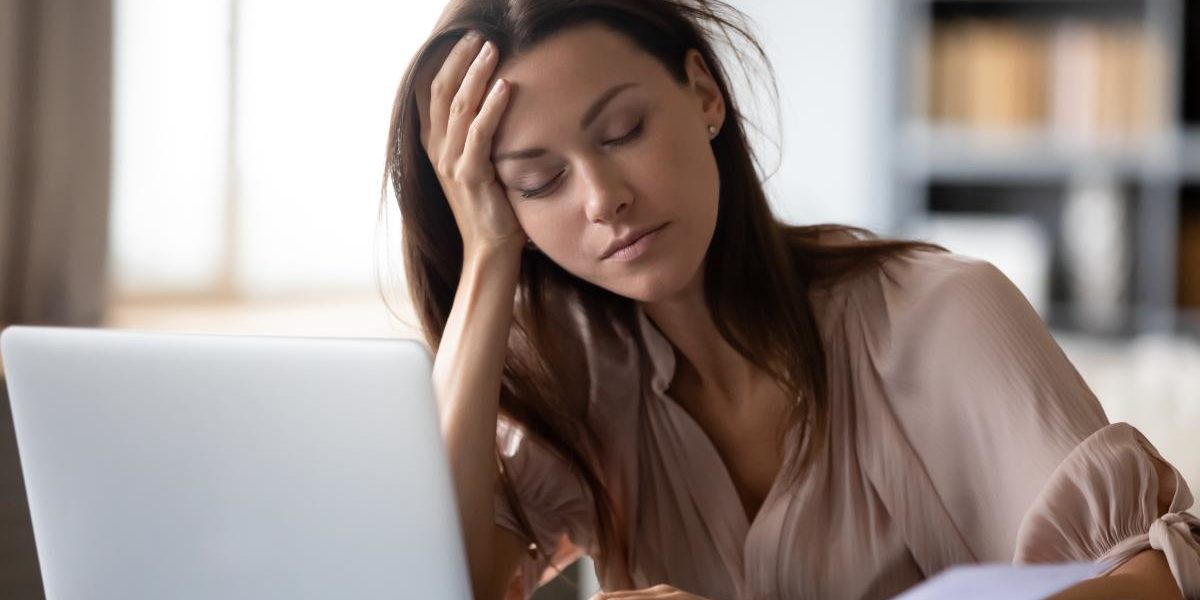 woman in front of laptop with percocet high