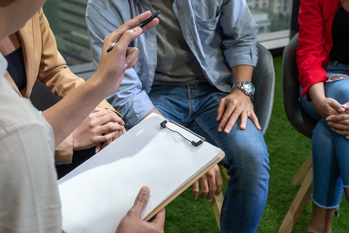 therapist holding clipboard reviewing Alcohol Rehab in Atlanta ga