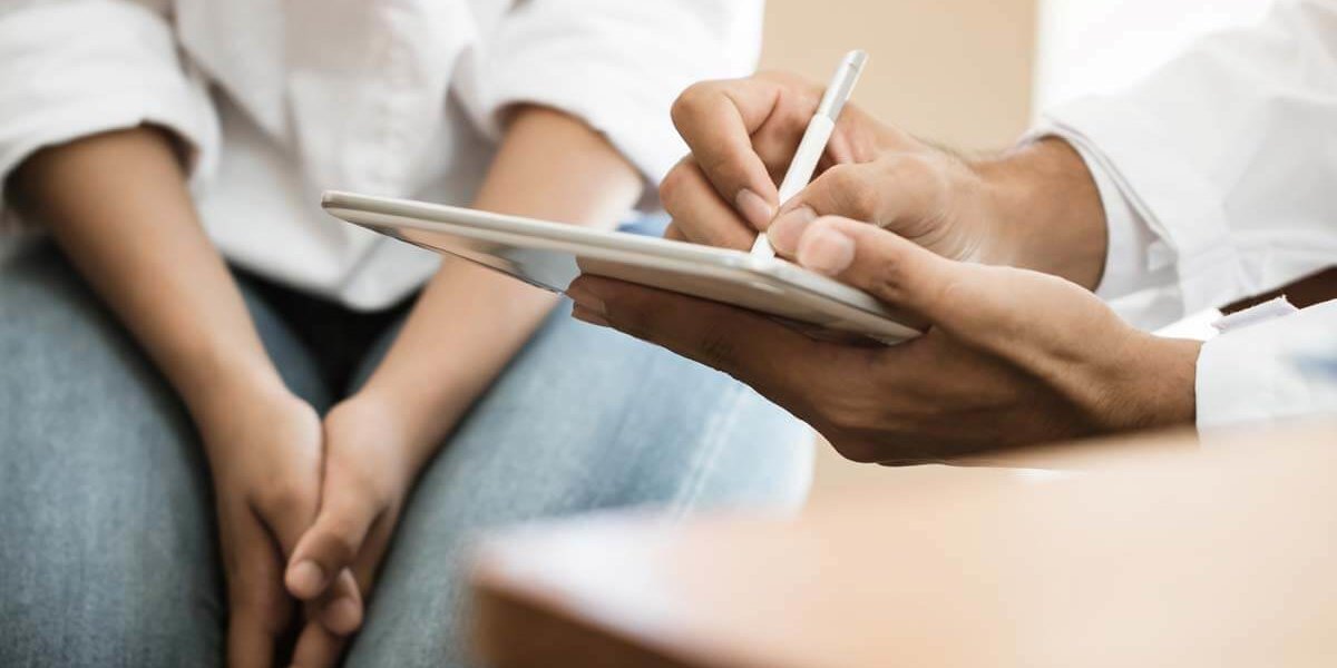 woman meeting with specialist at the Jacksonville Alcohol Addiction Treatment Program